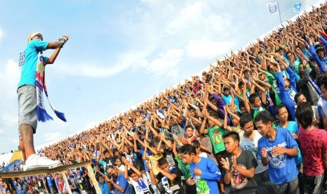 Ribuan suporter fanatik klub sepkbola PSIS Semarang yang tergabung dalam Panser Biru di Stadion Jatidiri, Semarang, Jawa Tengah, Sabtu (21/4). (Republika/Aditya Pradana Putra)