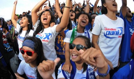 Ribuan suporter fanatik klub sepkbola PSIS Semarang yang tergabung dalam Panser Biru di Stadion Jatidiri, Semarang, Jawa Tengah, Sabtu (21/4). (Republika/Aditya Pradana Putra)