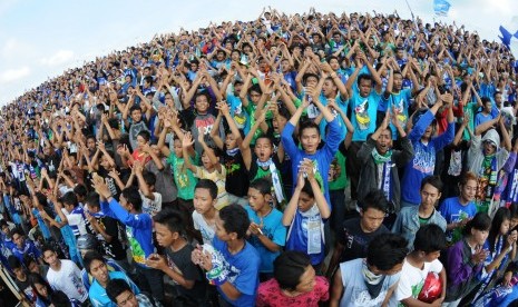 Ribuan suporter fanatik klub sepkbola PSIS Semarang yang tergabung dalam Panser Biru di Stadion Jatidiri, Semarang, Jawa Tengah, Sabtu (21/4). (Republika/Aditya Pradana Putra)