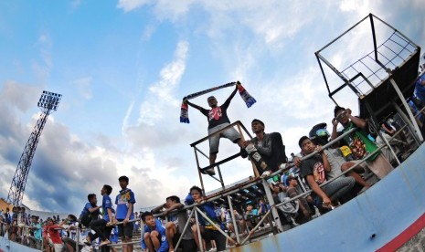 Ribuan suporter fanatik klub sepkbola PSIS Semarang yang tergabung dalam Panser Biru di Stadion Jatidiri, Semarang, Jawa Tengah, Sabtu (21/4). (Republika/Aditya Pradana Putra)