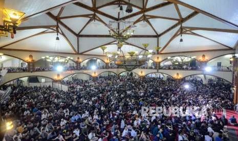 Ribuan suporter mendengarkan tausiah dari Ustadz Hanan Attaki saat Doa bersama suporter Persib di Pusat Dakwah Islam (Pusda'i) Bandung, Jawa Barat, Rabu (26/9).