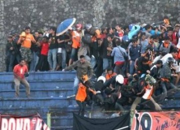 Ribuan suporter saling lempar dan saling pukul pada pertandingan Indonesia Super League (ISL) antara Persija Jakarta dan Persipura Jayapura di Stadion Mandala Krida, Yogyakarta, Selasa (7/2). 