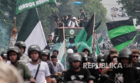 Ribuan suporter tim sepak bola PSS Sleman bersama official serta pemain PSS Sleman melakukan kirab di Denggung, Sleman, DI Yogyakarta, Kamis (6/12/2018). 