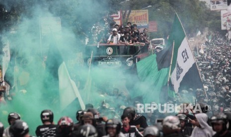 Ribuan suporter tim sepak bola PSS Sleman bersama official serta pemain PSS Sleman melakukan kirab di Denggung, Sleman, DI Yogyakarta, Kamis (6/12/2018). 