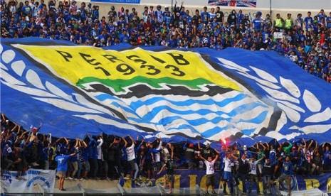  Ribuan supporter merayakan HUT Persib Bandung ke-79 dengan membentangkan spanduk raksasa di tribun penonton pada lanjutan pertandingan Liga Super Indonesia (LSI).