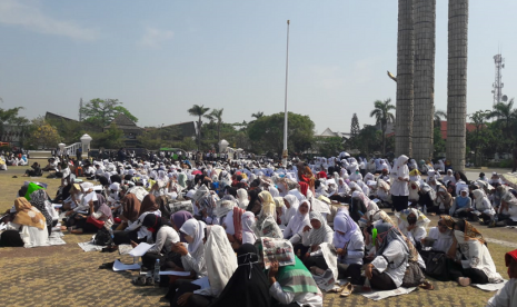 Ribuan tenaga honorer di Kabupaten Indramayu menggelar istigotsah di Alun-alun Kabupaten Indramayu, Senin (24/9). Mereka berharap kegiatan itu bisa mengetuk hati Pemerintah Pusat agar memperhatikan nasib mereka.