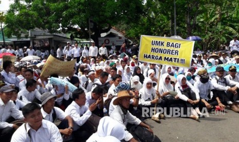 Ribuan tenaga honorer yang tergabung dalam Forum Honorer Kabupaten Indramayu menggelar unjuk rasa di depan gedung DPRD Indramayu, (Ilustrasi)