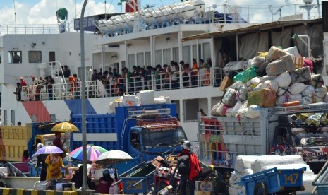 Ribuan tenaga kerja Indonesia (TKI) dari Negeri Sabah, Malaysia mulai mudik ke kampung halamannya dengan menggunakan KM Queen Soya tujuan Pelabuhan Nusantara Parepare, Sulawesi Selatan di Pelabuhan Tunon Taka Kabupaten Nunukan, Kalimantan Utara.