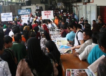 Ribuan tenaga kerja Indonesia (TKI) memadati kantor Kedutaan Besar Indonesia di Kuala Lumpur, Malaysia (ilustrasi).