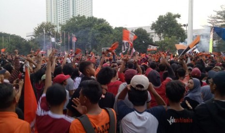 Ribuan The Jakmania berpesta pora usai Persija Jakarta menjadi kampiun Liga 1 2018, Ahad (9/12).