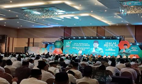 Ribuan ulama dan habaib mengikuti gelaran doa bersama untuk perdamaian dunia di Gedung Dyandra Convention Center, Surabaya, Ahad (22/5).