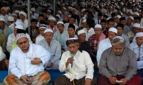  Ribuan ulama dan santri se-Madura, melakukan istighasah dalam menyikapi pengungsi Syiah, di Sampang, Jatim, Kamis (20/6).   (Antara/Saiful Bahri)