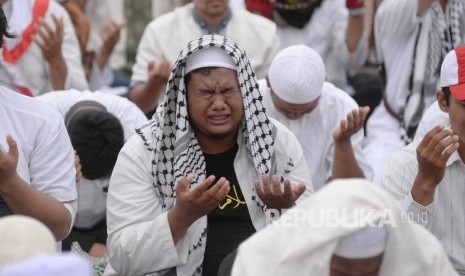 Ribuan umat Islam berdoa dalam Aksi Bela Islam 3 di kawasan Monas, Jakarta, Jumat (2/12). 