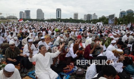 Ribuan umat Islam berdoa dalam Aksi Bela Islam 3 di kawasan Monas, Jakarta, Jumat (2/12).