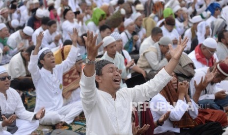 Ribuan umat Islam berdoa dalam Aksi Bela Islam 3 di kawasan Monas, Jakarta, Jumat (2/12).