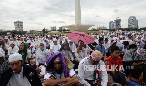  Ribuan umat Islam berdoa dalam Aksi Bela Islam 3 di kawasan Monas, Jakarta, Jumat (2/12).