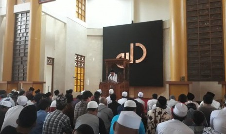 Ribuan umat Islam di Kota Sukabumi melaksanakan shalat gerhana matahari di Masjid Agung Kota Sukabumi Kamis (26/12) siang.