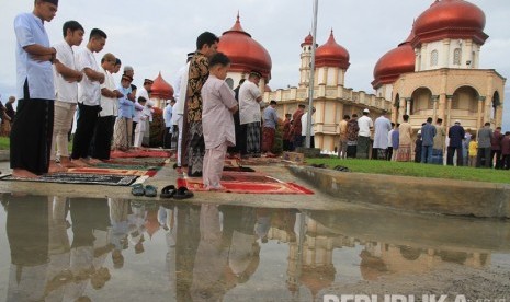 Ulama Aceh Deklarasikan Cinta Tanah Air. Ribuan umat islam melaksanakan shalat di Masjid Agung Baitul Makmur, Meulaboh, Aceh Barat, Aceh.