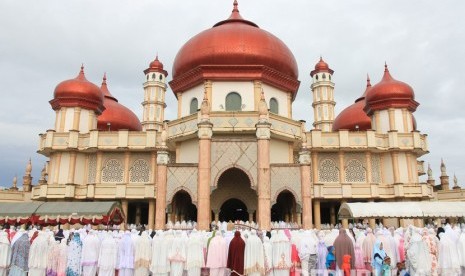  Ribuan umat islam melaksanakan ibadah shalat hari raya Idul Fitri 1440 Hijriah di Masjid Agung Baitul Makmur, Meulaboh, Aceh Barat, Aceh, Rabu (5/6/2019).