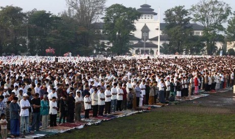    Ribuan umat Islam melaksanakan Salat Idul Fitri di Lapangan Gasibu, Bandung, Jawa Barat, Kamis (8/8).   