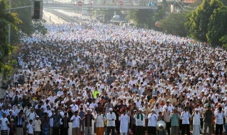  Ribuan umat Islam melaksanakan Salat Idul Adha di jalan raya di kawasan Jatinegara, Jakarta, Selasa (15/10).  (Republika/Wihdan)