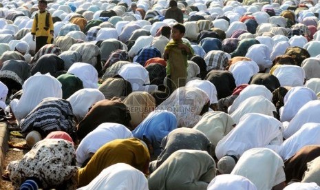  Ribuan umat Islam melaksanakan Salat Idul Adha di jalan raya di kawasan Jatinegara, Jakarta, Selasa (15/10).  (Republika/Wihdan)