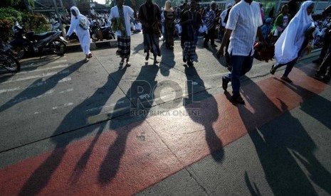  Ribuan umat Islam melaksanakan Salat Idul Adha di jalan raya di kawasan Jatinegara, Jakarta, Selasa (15/10).  (Republika/Wihdan)