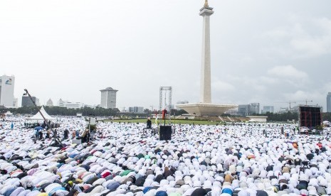 Jutaan umat Islam melaksanakan salat Jumat saat Aksi Bela Islam III di kawasan silang Monas, Jakarta, Jumat (2/12). 