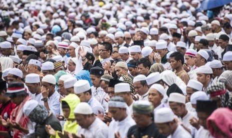 Ribuan umat Islam melaksanakan salat Jumat saat Aksi Bela Islam III di kawasan silang Monas, Jakarta, Jumat (2/12). 