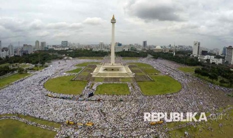 Lebih dari satu juta umat Islam melaksanakan salat Jumat saat Aksi Bela Islam III di kawasan silang Monas dan sekitarnya di Jakarta, Jumat (2/12). 