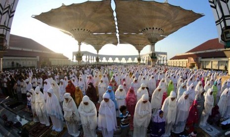   Ribuan umat Islam melaksanakan shalat Ied di Masjid Agung Jawa Tengah (MAJT), Semarang, Ahad (19/8). (Aditya Pradana Putra/Republika)