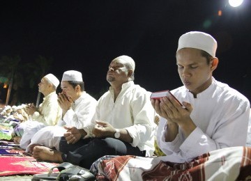 Ribuan umat Islam memadati halaman Masjid Raya Sabilal Muhtadin Banjarmasin untuk melaksanakan malam peribadatan Nisfu Syaban menjelang datangnya bulan Ramadhan 1432 H yang dipimpin KH Ahmad Bakeri, Sabtu (16/7). Usai melaksanakan peribadatan malam Nisfu S