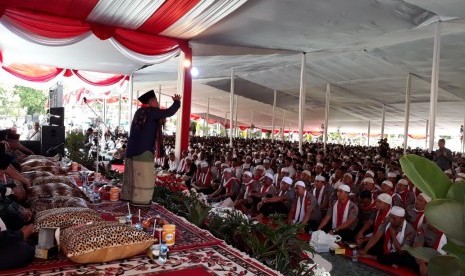 Ribuan umat Islam menghadiri acara tabligh akbar di lapangan Mapolda Jabar, Selasa (24/4). 