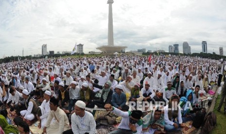 Ribuan umat Islam mengikuti aksi super damai 212 di Lapangan Monas, Jumat (2/12).