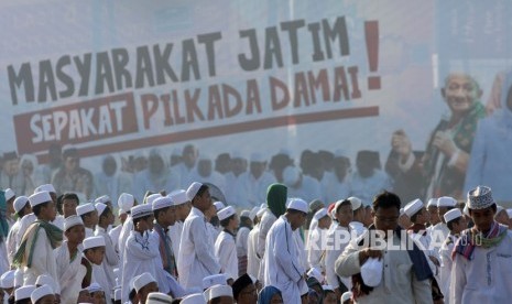 Ribuan umat islam mengikuti Istighosah dan Doa Bersama untuk Pilkada Jawa Timur Damai di Mapolda Jawa Timur, Surabaya, Minggu (13/5).