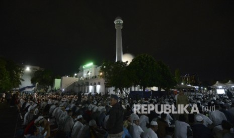 Ribuan umat Islam mengikuti kegiatan salat Subuh berjamaah dan Tabligh Akbar Politik Islam (TAPI) yang diselenggarakan oleh GNPF MUI di Masjid Agung Al-Azhar, Kebayoran Baru, Jakarta, Ahad (15/1).