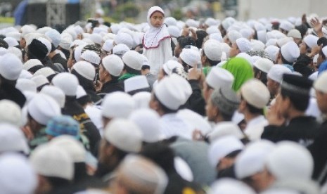 Ribuan umat Islam mengikuti peringatan Maulid Nabi Muhammad SAW yang diadakan Majelis Rasulullah pimpinan Habib Munzir bin Fuad Al-Musawa 