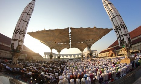 Ribuan umat Islam mengikuti salat Ied di Masjid Agung Jawa Tengah (MAJT), Semarang, Ahad (19/8)