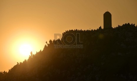  Ribuan umat Islam menyemuti Jabal Rahmah di Padang Arafah, Makkah, Senin (14/10).  (Republika/Yogi Ardhi)