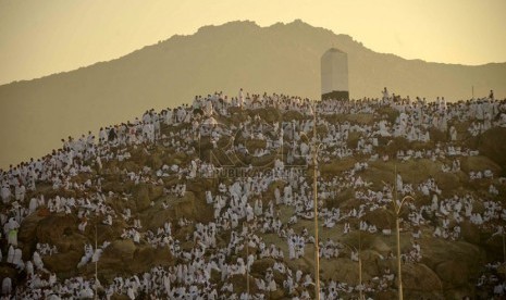  Ribuan umat Islam menyemuti Jabal Rahmah di Padang Arafah, Makkah, Senin (14/10).  (Republika/Yogi Ardhi)