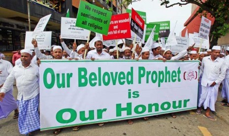  Ribuan umat Islam Sri Lanka turun ke jalan melakukan aksi unjuk rasa damai memprotes film anti Islam di Kolombo, Sri Lanka, Senin (24/9).  (Reuters)