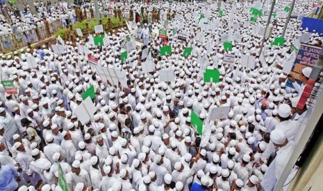  Ribuan umat Islam Sri Lanka turun ke jalan melakukan aksi unjuk rasa damai memprotes film anti Islam di Kolombo, Sri Lanka, Senin (24/9).  (Reuters)