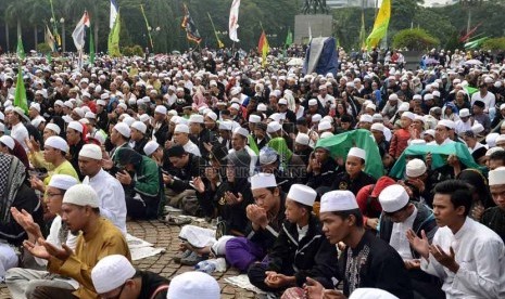  Ribuan Umat Muslim berdoa bersama saat merayakan Maulid Nabi Muhammad SAW di Silang Monas, Jakarta Pusat, Selasa (14/1). (Republika/Agung Supriyanto)  