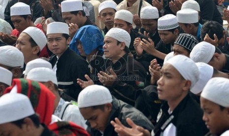  Ribuan Umat Muslim berdoa bersama saat merayakan Maulid Nabi Muhammad SAW di Silang Monas, Jakarta Pusat, Selasa (14/1). (Republika/Agung Supriyanto)  