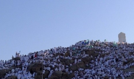 Ribuan umat Muslim berdoa di Jabal Rahmah, saat wukuf di Padang Arafah, Arab Saudi.