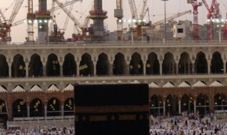 Ribuan umat muslim beribadah di Masjidil Haram, Mekkah, Arab Saudi, dengan latar belakang proyek pembangunan perluasan Masjidil Haram, Selasa (4/10). Pemerintah Arab Saudi melakukan perluasan pelataran sebelah utara Masjidil Haram hingga 400 ribu meter yan