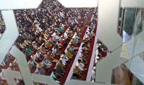 Ribuan umat muslim bersiap menunaikan salat Jumat pertama bulan Ramadhan 1439 Hijiriah di Masjid Al Markaz Al Islami Jendral Yusuf Makassar, Sulawesi Selatan, Jumat (18/5). 