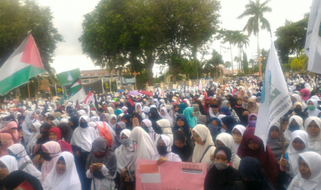 Ribuan umat Muslim di Kota Padang, Sumaatra Barat melakukan aksi //long march// dari Masjid Nurul Iman menuju Kantor Gubernur Sumbar, Ahad (13/5). Aksi yang dilakukan sejumlah ormas Islam ini menolak pengakuan AS terhadap Yerussalem sebagai Ibu Kota Israel. 