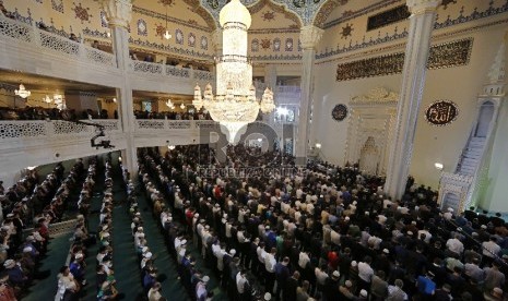 Populasi Muslim Rusia Diprediksi 50 Persen di 2050. Ribuan umat muslim di Rusia melaksanakan Shalat Idul Adha 1436 H di Masjid Agung Moskow atau Moskovskiy Soborniy Mecet. EPA/SERGEI ILNITSKY