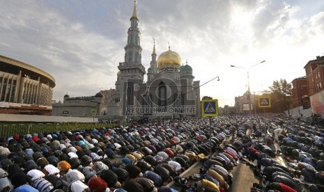 Ribuan umat muslim di Rusia melaksanakan shalat di Masjid Agung Moskow atau Moskovskiy Soborniy Mecet. 